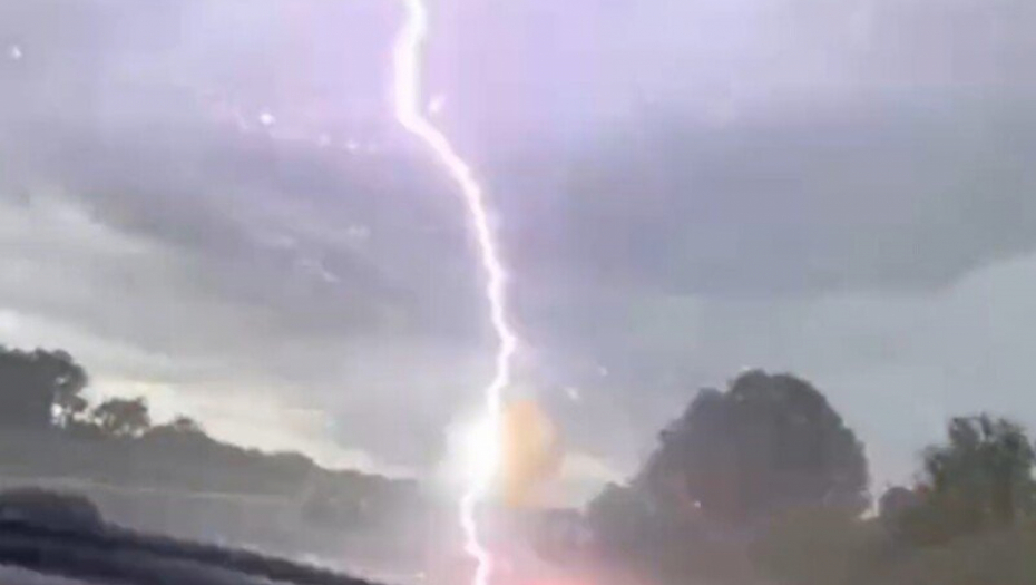 ŽENU UDARIO GROM DOK SE KUPALA U MORU Životno ugrožena, prevezena u bolnicu