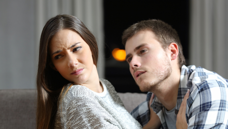 ŽENA SE ODLUČILA NA NEVEROVATAN POTEZ KAKO BI ODBILA UDVARAČE Kolege su je shvatale pogrešno, na kraju je sama sebi morala da kupi ovo!