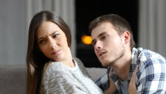 ŽENA SE ODLUČILA NA NEVEROVATAN POTEZ KAKO BI ODBILA UDVARAČE Kolege su je shvatale pogrešno, na kraju je sama sebi morala da kupi ovo!