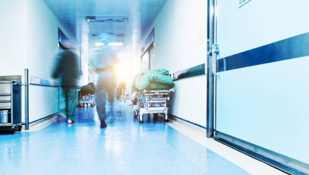 LEKARI HITNO REAGOVALI, UGLEDALI RUPU OD SEDAM CENTIMETARA Čovek kinuo u restoranu, pa mu iz stomaka IZVIRILO OVO