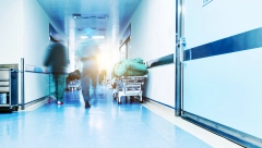 LEKARI HITNO REAGOVALI, UGLEDALI RUPU OD SEDAM CENTIMETARA Čovek kinuo u restoranu, pa mu iz stomaka IZVIRILO OVO