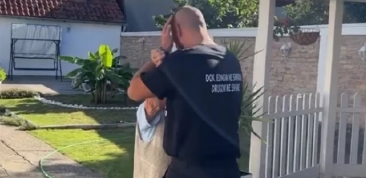STIGAO U VETERNIK POSLE PET GODINA Dejan Dragojević ne prestaje da plače, evo kako je izgledao susret sa bakom (VIDEO)