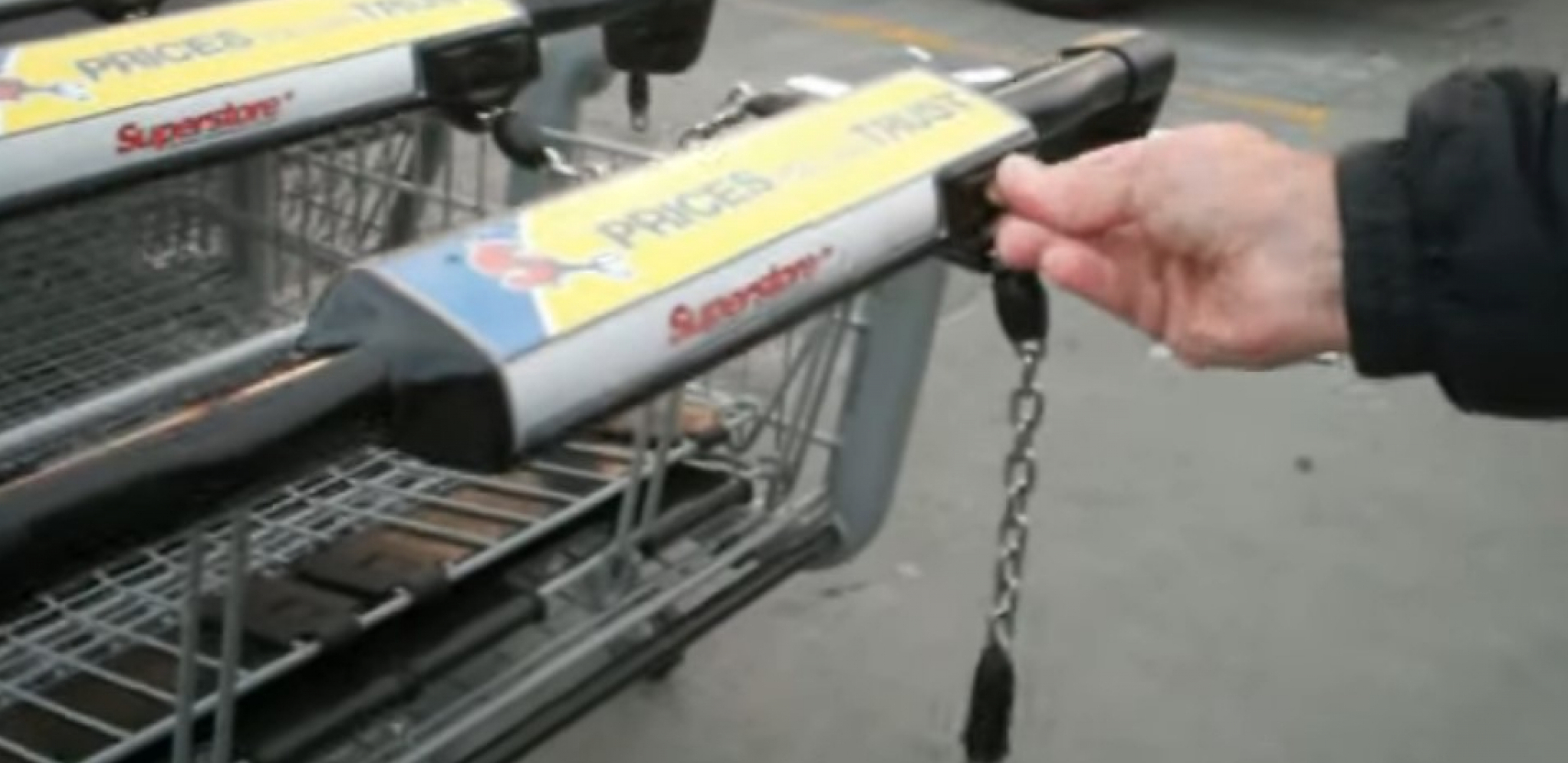 BEOGRAĐANKA POLUDELA U POZNATOM MARKETU Nije znala kako da otključa kolica, a evo kako neki to rade (VIDEO)