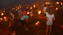 POSEBAN OBIČAJ NA OVAJ PRAZNIK Srbi pale petrovdanske lile širom zemlje, evo šta to označava