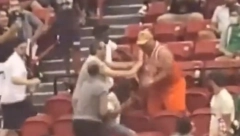 VELIKA TUČA KAKVA SE RETKO MOŽE VIDETI Borba bila žestoka, krupniji NBA navijač pesničario drugog zaglavljenog između sedišta (VIDEO)
