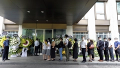 MOLITVE, CVEĆE I ZASTAVE SA CRNIM TRAKAMA Japan se oprostio od bivšeg premijera Šinzo Abea