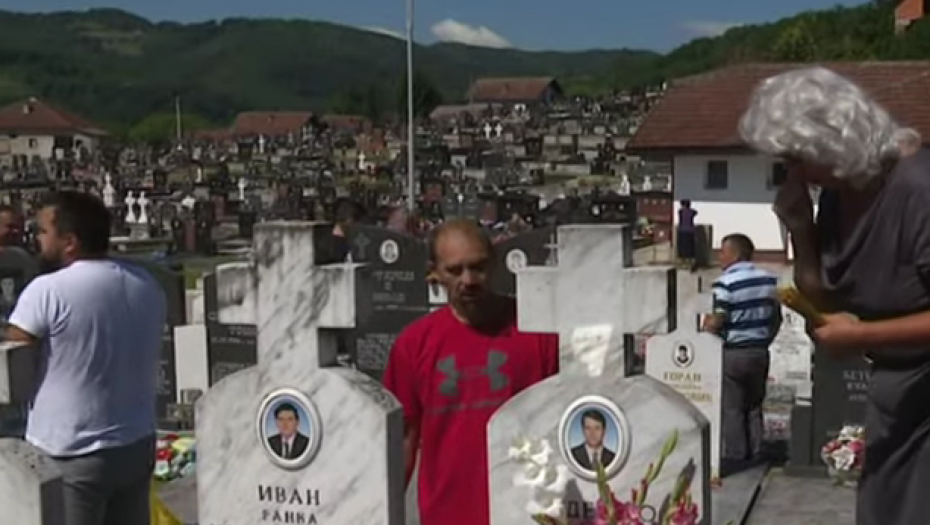 PORODICE SAHRANJIVALE PO JEDNU KOST DA BI IMALI GDE DA ZAPALE SVEĆU Navršile se 32 godine od kada je u Srednjem Podrinju mučki pobijeno 3.267 Srba