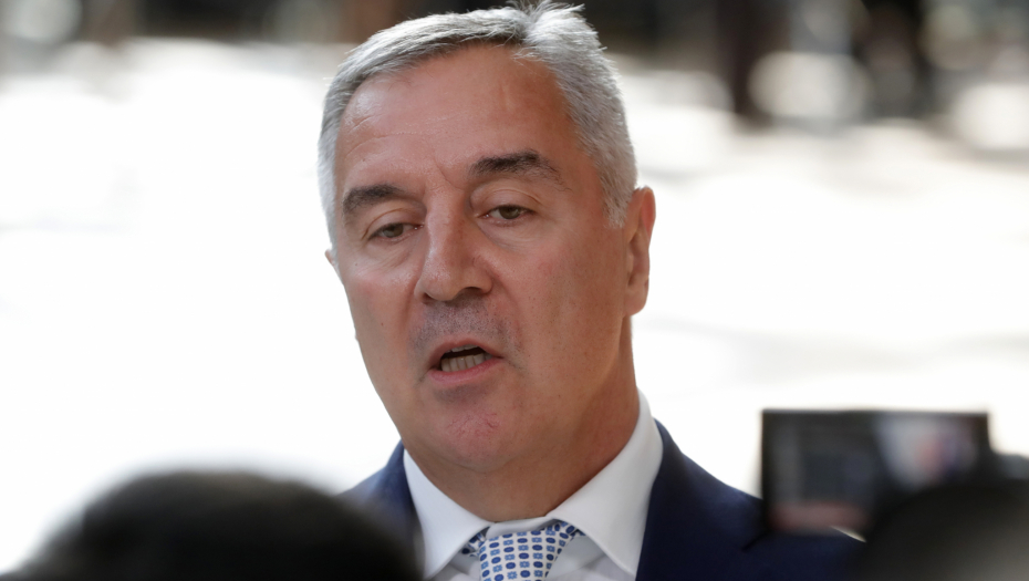 JUČE POBEGAO IZ IZBORNOG ŠTABA, DANAS OBILAZI LAŽNU DRŽAVU Milo posle debakla na izborima stigao u Prištinu
