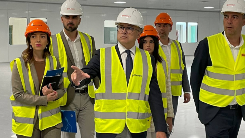 NA 31 HEKTAR PROSTIRE SE JEDNA OD NAJVEĆIH FABRIKA Vučević: Želim da Kontinental postane brend Novog Sada, da kada kažete Novi Sad pomislite na ovaj narandžasto-crni logo