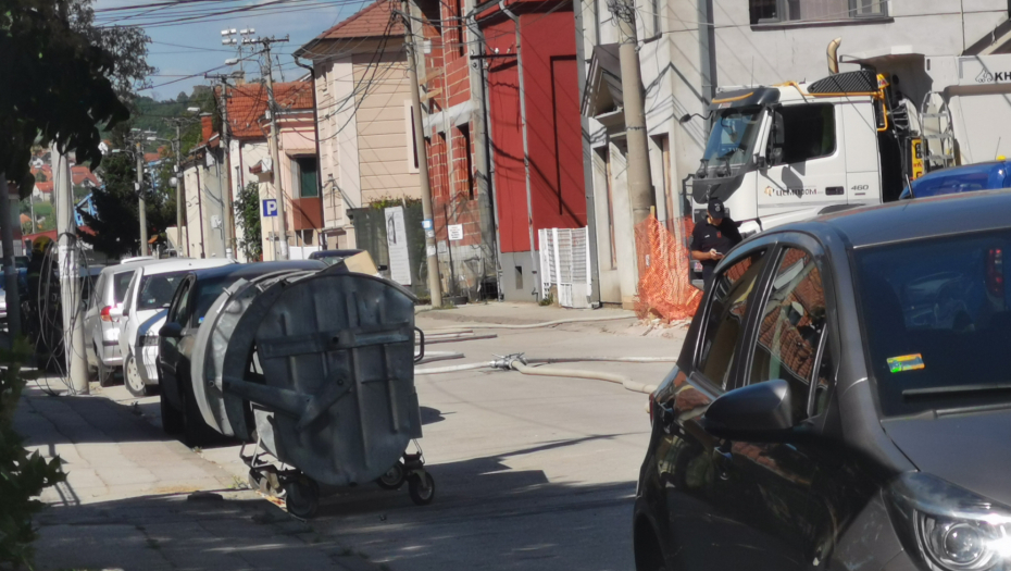 HAOS U ČAČKU! VATROGASCI I POLICIJA EVAKUIŠU STANARE IZ TRI ZGRADE Centrom grada širi se neprijatan miris! (FOTO)