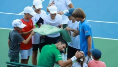ONI SU JEDINI PROTIVNICI KOJI GA MOGU SAVLADATI Đoković reket prepustio Osmanagiću da bi se igrao sa dečicom: Pogledajte fotografije trenutka koji je otopio srca svih prisutnih (FOTO/VIDEO)