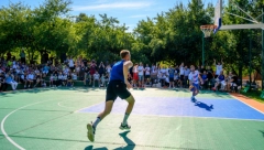 NAKON TENISKOG, NA REDU JE BIO KOŠARKAŠKI TURNIR U VISOKOM Novak Đoković delio asistencije kao plejmejker, bacio alej-up za zakucavanje Džananu Musi (FOTO)