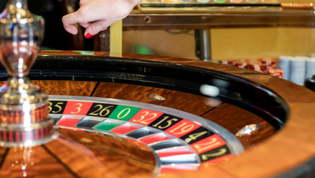 SLUŽBENOM KARTICOM "NAVIJAO" APARATE ZA SREĆU: Nikšićanin se neovlašćeno poslužio novcem u iznosu 19.000 EVRA