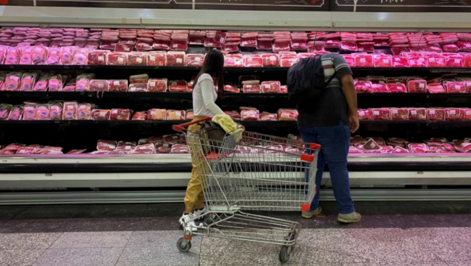 JADNA STARICA NEKADA JE DELILA ŠAKOM, A DANAS IH JE ŽELJNA Samo stotinjak grama ove hrane za sirotinju prodaje se po ceni pršute