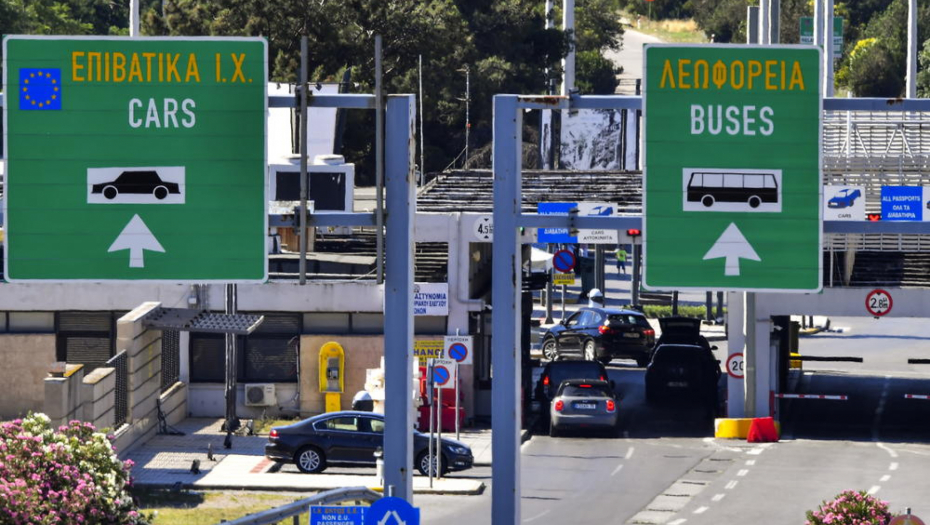 HITNO, SVI SRBI U GRČKOJ MORAJU DA PAZE Čovek iz Zrenjanina udario divlju svinju, auto je mu demoliran
