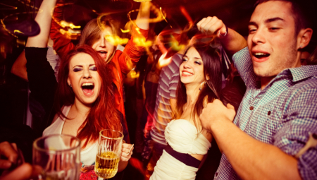 "TO SU TE PORODIČNE VREDNOSTI" Kum isplanirao momačko veče u STRIPTIZ BARU, ljudi na mrežama osuli paljbu