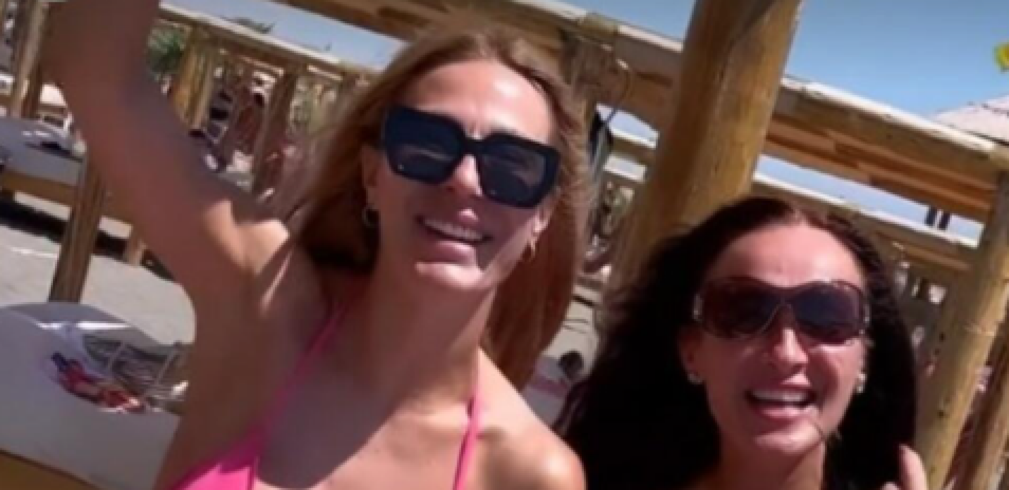 SUPARNICE Đoletove bivše napravile haos na plaži, Vesna i Slađa đuskaju i poziraju u bikiniju, a svi gledaju u njihova izvajana tela (VIDEO)