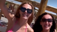 SUPARNICE Đoletove bivše napravile haos na plaži, Vesna i Slađa đuskaju i poziraju u bikiniju, a svi gledaju u njihova izvajana tela (VIDEO)