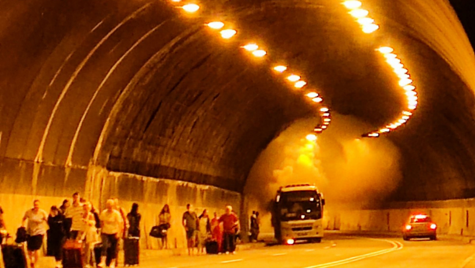 ZAPALIO SE AUTOBUS PUN TURISTA U TUNELU Brzom reakcijom vatrogasaca spaseni svi životi (FOTO)