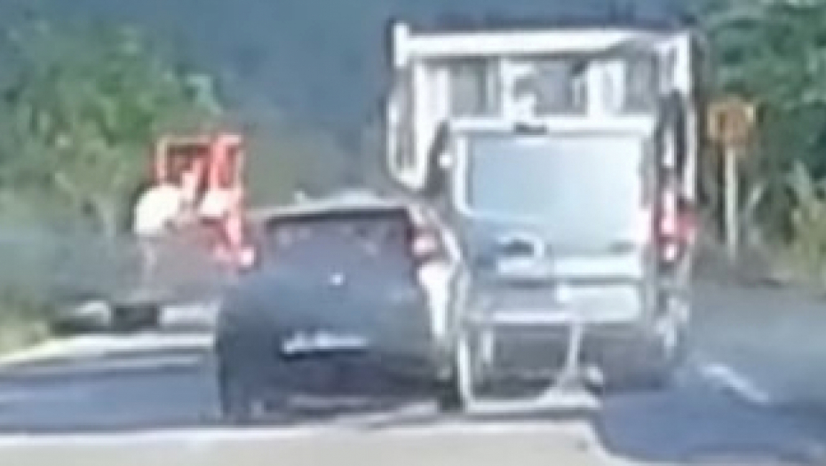 SNIMLJENA GADNA SAOBRAĆAJKA KOD KURŠUMLIJE U punoj brzini se zakucao u kamion, totalna havarija (VIDEO)