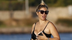 VANDA TOPI PESAK NA LETOVANJU NA IBICI  Paparaci je odmah uhvatili u golišavim pozama (FOTO)