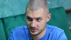 KO JE PEVAČ KOJI JE PRETUČEN ISPRED KLUBA Gruja se takmičio u "Zvezdama Granda", a u rijalitiju je suprugu sramno varao pred milionima