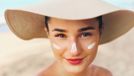 DERMATOLOG OTKRIO PRAVU ISTINU O SUNČANJU Da li možete da izgorite ispod suncobrana i zašto je važno pravilo dva prsta!