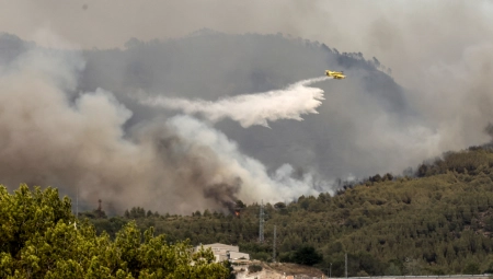 POŽAR U ŽERAVAMA KOD ZADRA Tri kanadera i tri aviona "Er Traktor"  bore se sa vatrenom stihijom