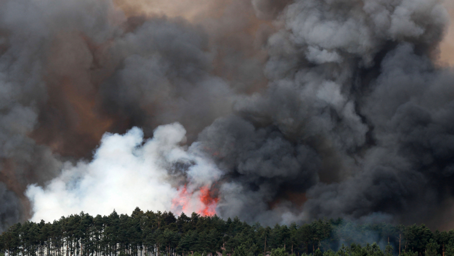 ALARMANTNO U GRČKOJ Požar besni na Lezbosu i na zapadu Peloponeza