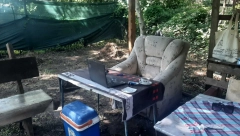 MODERNI ROBINZONI Rade preko Interneta i žive u šumi