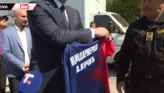 "PREDSEDNIČE, ZNAMO DA VOLITE SPORT" Vučić dobio specijalni poklon od pripadnika Žandarmerije