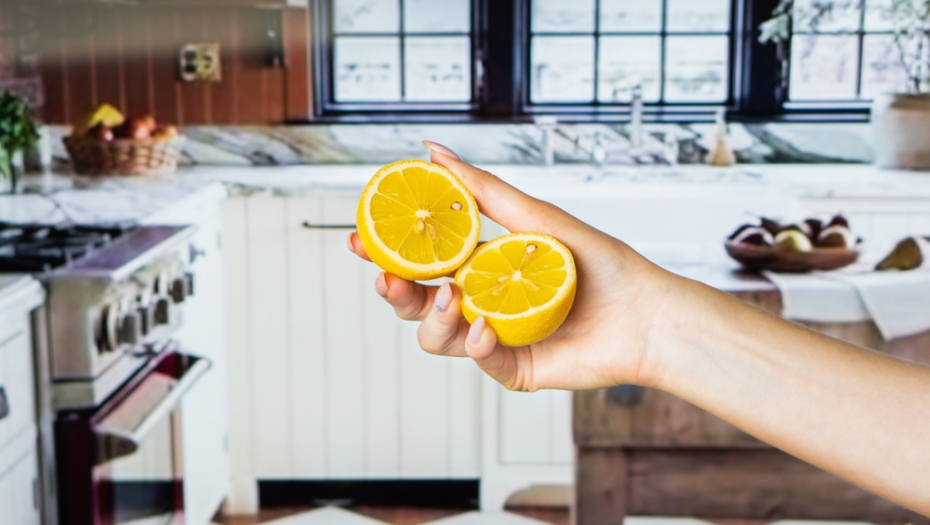 ISECITE 3 LIMUNA NA ČETVRTINE I STAVITE U UGLOVE DNEVNE SOBE Iznenadićete se rezultatima