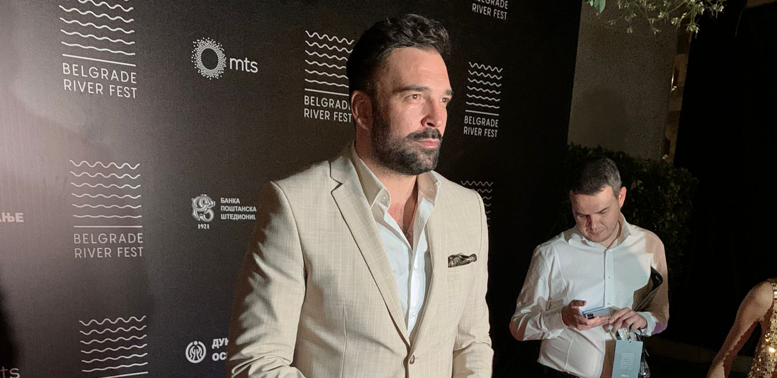 PONOSAN SAM ŠTO MOJA ŽENA PREDSTAVLJA SRBIJU! Ivan Bosiljčić otkrio kako se Jelena Tomašević spremala za Bočelijev kocert (VIDEO)