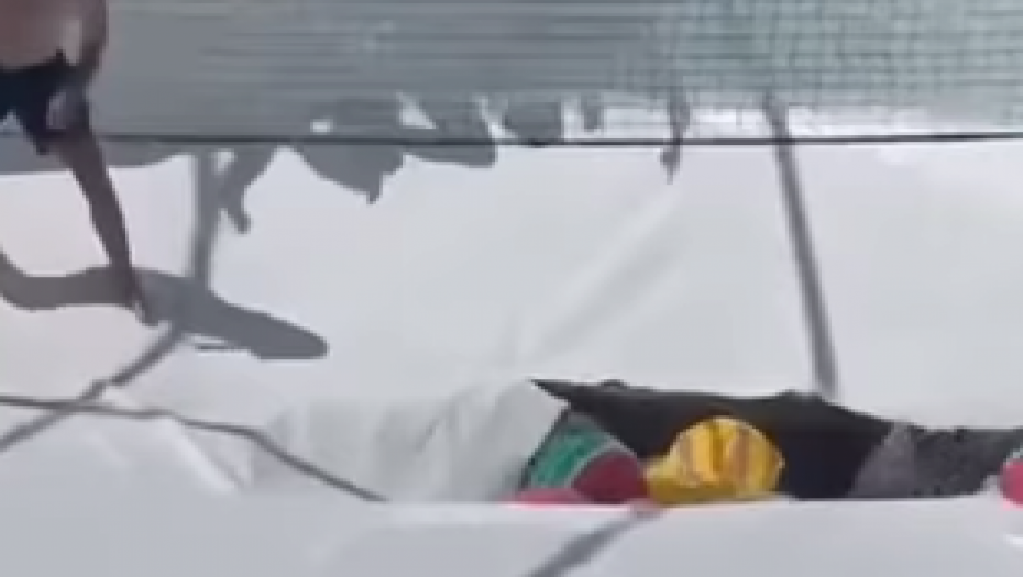 ČOVEKA PROGUTALA OGROMNA RUPA U BAZENU Za nekoliko sekundi pao u provaliju, telo pronađeno na 15 metara dubine! (VIDEO)