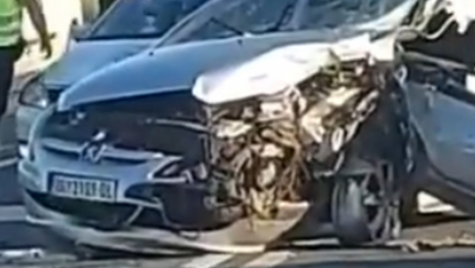 TEŽAK UDES KOD UŽICA Automobil se direktno zakucao u autobus