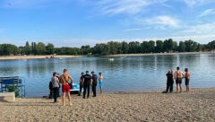POTRESNE SLIKE  NA ADI! ANDRIJA (20) SKOČIO SA PEDALINE I NIJE IZRONIO Ronioci i žandarmerija pretražuju jezero (FOTO/VIDEO)