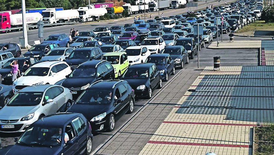 OGROMNE GUŽVE NA GRANICAMA, ČEKANJE I PO PET SATI Ljudi zarobljeni u kilometraskim kolonama, na ovim prelazima najkritičnije