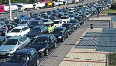 OGROMNE GUŽVE NA GRANICAMA, ČEKANJE I PO PET SATI Ljudi zarobljeni u kilometraskim kolonama, na ovim prelazima najkritičnije