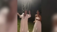 ĐUSKAJU I ISPIJAJU PIĆA Sloboda Mićalović se totalno opustila, oduševila sve prisutne, a društvo joj je pravila ova starija koleginica (FOTO)