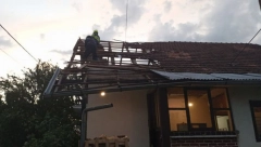 STRAVIČNO NEVREME U KARLOVCU Vetar čupao drveće, lomio prozore, nosio krovove (FOTO)