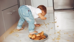 AKO VAM JE ISPALA HRANA NA POD, DA LI PRAVILO PET SEKUNDI VAŽI? Proverite da li je bezbedno da je brzo podignete i pojedete