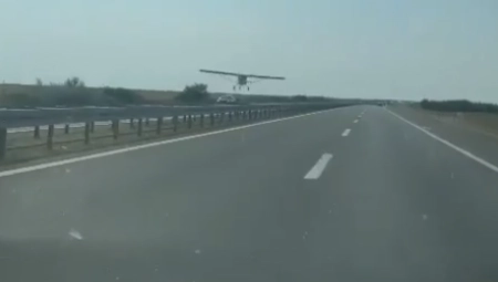 TIK IZNAD ASFALTA Šok na autoputu kod Šimanovaca, avion se umalo sudarao sa automobilima (VIDEO)