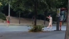 BEOGRAĐANI, OPREZ! Dvojica pijanih stranaca skaču na vozila u pokretu (VIDEO)