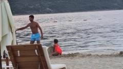 EKSKLUZIVNI ALO! PAPARACO Novak Đoković uživa sa naslednicom na primorju, uhvaćeni na plaži, a emotivan trenutak je sve raznežio (FOTO)