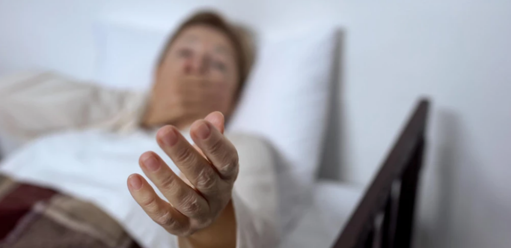 MEDICINSKA SESTRA UDARALA PACIJENTE GLAVOM O ZID Kamere snimila kako čupa staricu za kosu