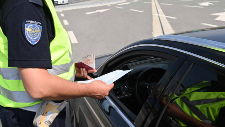 NAGAZIO NA GAS, PIJAN, PA UDARIO U ELEKTRIČNI STUB Buran vikend u požarevačkom kraju, za osmoricu vozača prekršajne prijave