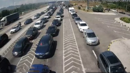 NAORUŽAJTE SE STRPLJENJEM Na graničnim prelazima haos