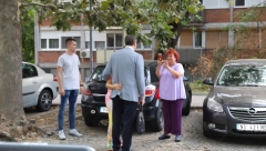 UVEK IMA VREMENA ZA NAROD Predsednika Vučića pre sednice SNS dočekali građani i zatražilI da se slikaju sa njim, a njegova reakcija je oduševila Srbiju! (FOTO)