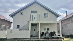 DETALJI UBISTVA I SAMOUBISTVA U BATAJNICI Ženi smrskao glavu sekirom, pa se obesio!