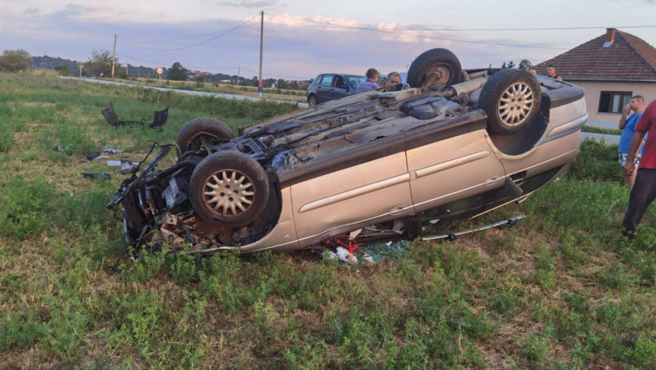 TEŠKA SAOBRAĆAJKA KOD ČAČKA! Vozilo se prevrtalo po putu pa završilo na krovu (FOTO/VIDEO)
